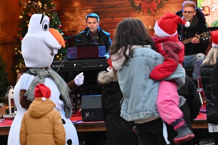 Der Weihnachtsexpress machte am Montag am Kinderhaus Horizont Halt. Schneemann Olaf sang und tanzte mit den Kindern. 