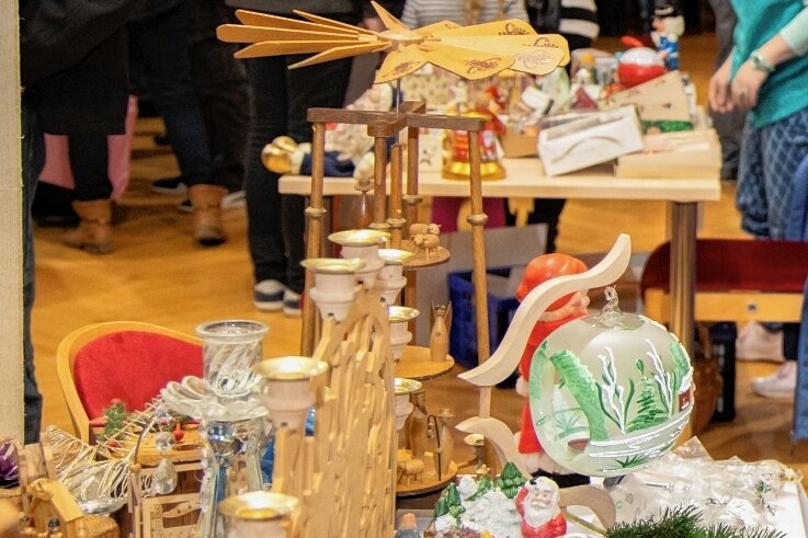 Weihnachtsflohmarkt: Macher reagieren auf Besucherwunsch - Beim diesjährigen Weihnachtsflohmarkt, hier zur letzten Veranstaltung im Jahr 2019, gibt es 25 Stände - damit ist die Veranstaltung im Kulturzentrum Erzhammer ausgebucht. 