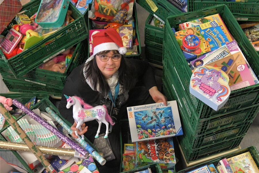 Weihnachtsfreude für bedürftige Kinder in Freiberg - Anja Fiedler, die Leiterin der Freiberger Tafel, packt in diesen Tagen Weihnachtsgeschenke für Kinder, die an bedürftige Familien ausgegeben werden. Weitere Spenden sind willkommen.