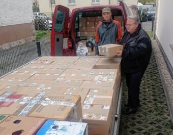 Weihnachtsfreude im Karton - Spendenaktion "Kinder helfen Kindern": Günther Vorsatz und Frank Richter von der Adventgemeinde Flöha verladen 204 Pakete.