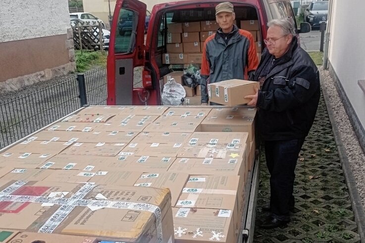 Weihnachtsfreude im Karton - Spendenaktion "Kinder helfen Kindern": Günther Vorsatz und Frank Richter von der Adventgemeinde Flöha verladen 204 Pakete.