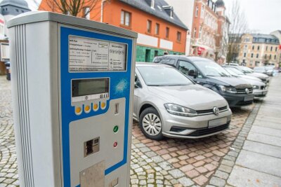 Weihnachtsfrieden im Erzgebirge: Stadt erlaubt kostenloses Parken - Sind erst einmal außer Betrieb: die städtischen Parkautomaten in Aue-Bad Schlema.