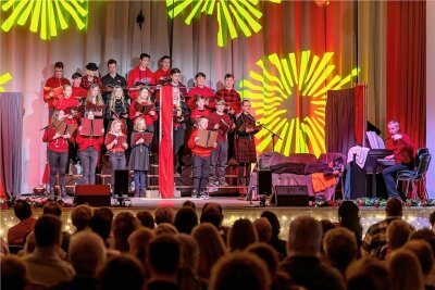 Weihnachtskonzert des Gymnasiums feiert Premiere im Schützenhaus von Penig - Diesmal traten die Mitglieder des Schülerchors unter Leitung von Ralph Wollny im Schützenhaus auf großer Bühne auf.