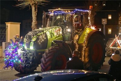 Weihnachtskorso tuckert wieder durchs Westerzgebirge - Der Traktorenkorso 2020 am Pflegeheim in Heinrichsort.