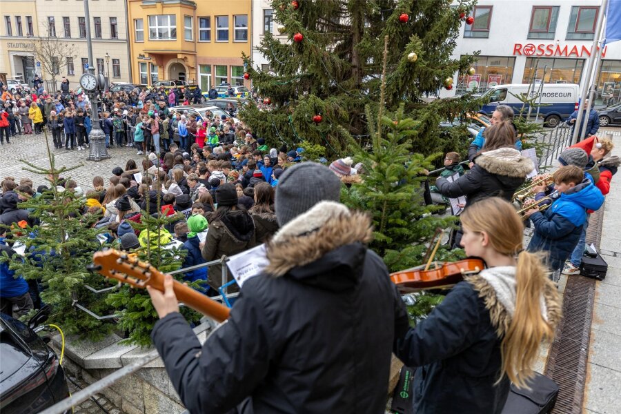Weihnachtslieder-Flashmob begeistert in Reichenbach - Schüler und Schülerinnen des Goethe-Gymnasiums Reichenbach haben am Freitagmittag auf dem Rathausvorplatz für einen Flashmob mit Weihnachtsliedern gesorgt.