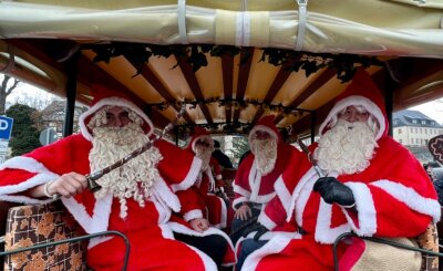 Weihnachtsmänner halten Tradition hoch - Die Burkhardtsdorfer Weihnachtsmänner sind zum 1. Advent unterwegs gewesen. 
