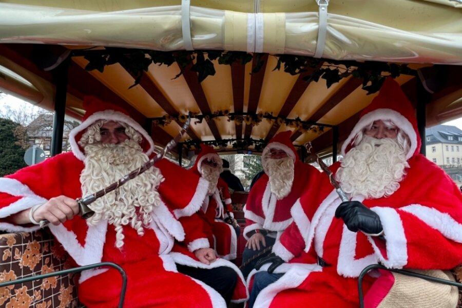 Weihnachtsmänner halten Tradition hoch - Die Burkhardtsdorfer Weihnachtsmänner sind zum 1. Advent unterwegs gewesen. 