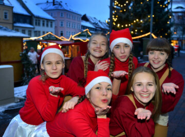 Weihnachtsmänner auf den Adventsmärkten - von Wünschen und vom Sinn - Die Tänzerinnen der Dancing Sox des SV Turbine Frankenberg haben den Weihnachtsmann auf dem Markt in Frankenberg mit Auftritten begleitet.