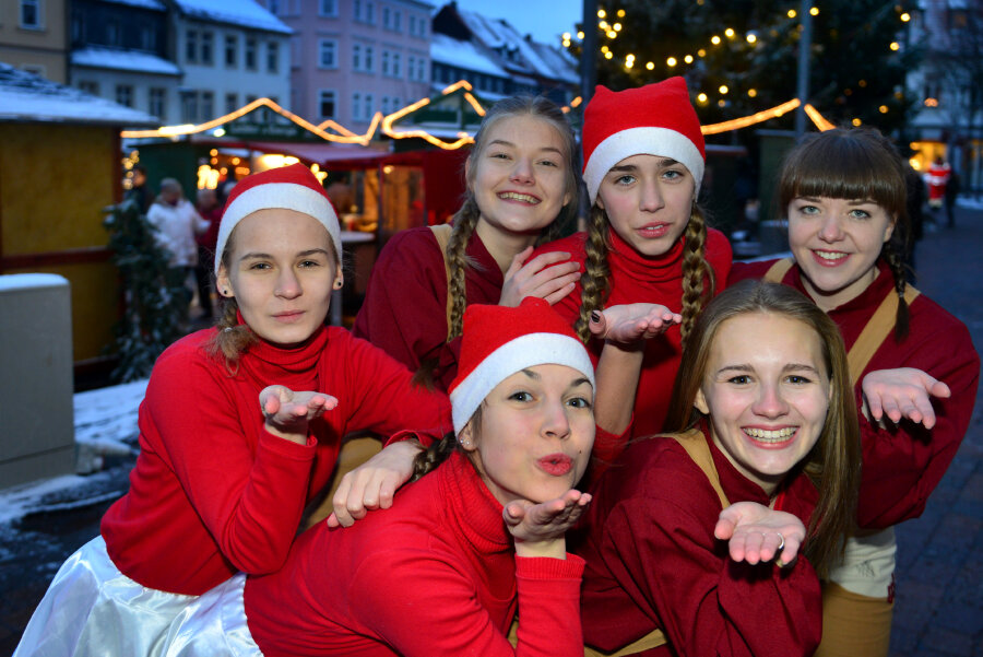 Weihnachtsmänner auf den Adventsmärkten - von Wünschen und vom Sinn - Die Tänzerinnen der Dancing Sox des SV Turbine Frankenberg haben den Weihnachtsmann auf dem Markt in Frankenberg mit Auftritten begleitet.