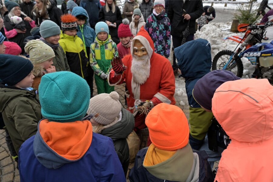 Weihnachtsmänner kommen auf dem Motorrad - Frank Börner vom MC Zwönitz ist ins Weihnachtsmann-Kostüm geschlüpft und hat Kindern eine Freude bereitet.
