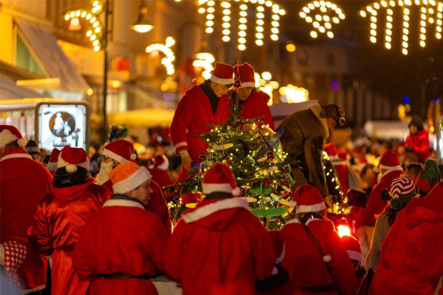 Weihnachtsmännertreffen in Auerbach: Warum sich der Antritt trotz Krankenschein für einen Rauschebart lohnte - Zahlreiche Rotkittel kamen am Samstagnachmittag zum traditionellen Weihnachtsmännertreffen in Auerbach zusammen.