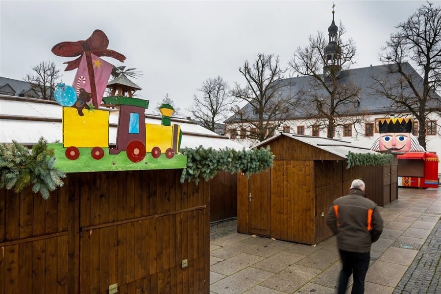 Auf dem Marienberger Marktplatz ist alles für den Weihnachtsmarkt vorbereitet. Eröffnen wird dieser nach den aktuellen Ansagen aus Dresden allerdings nicht. 