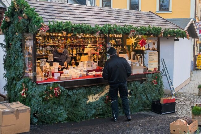 Die ersten Buden für den Seiffener Weihnachtsmarkt werden bereits eingeräumt. 