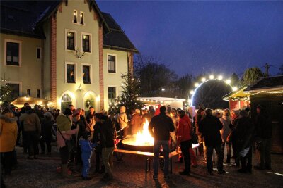 Weihnachtsmärkte locken nach Wilkau-Haßlau, Härtensdorf und Hartmannsdorf - Abendstimmung auf dem Weihnachtsmarkt in der ehemals Königlich-Sächsischen Oberförsterei Hartmannsdorf.