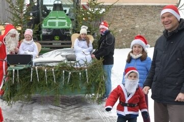 Weihnachtsmann auf Tour durch Ortsteile - In Oberreichenbach startete ein Traktor zur Rundfahrt, zu den Organisatoren gehörten die Familien Seifert und Bartzsch.