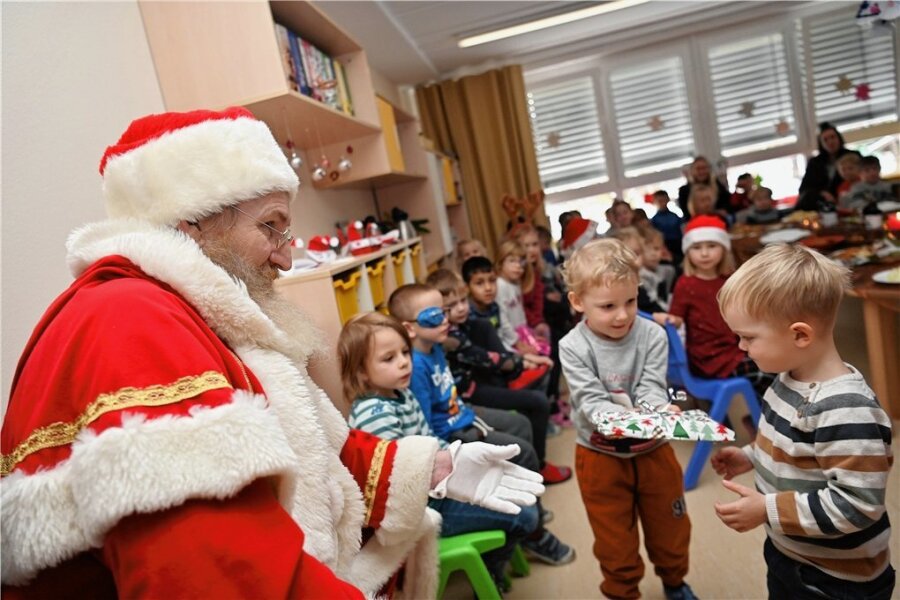 Weihnachtsmann bereitet Kita-Kindern in Rochlitz eine Freude - Seit 2007 ist Jörg Lembck, mit grauweißem Bart, Mantel und Mütze eine imposante Erscheinung, jedes Jahr zur Adventszeit als Weihnachtsmann unterwegs. Nun feierte er in Rochlitz in der DRK-Kita "Kleine Strolche" Premiere.