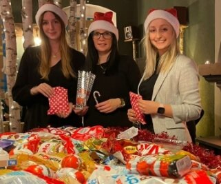 Weihnachtsmann geht auf Lichterfahrt - Ines, Anne und Jessica (v. l.) in der Wichtelwerkstatt im Jugendclub Berthelsdorf. 