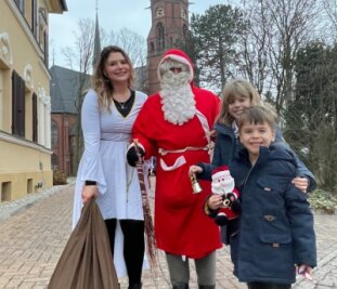 Weihnachtsmann geht auf Lichtertour - Jonas und Johanna haben in Hainichen bereits am Samstag den Weihnachtsmann und einen Engel getroffen. 