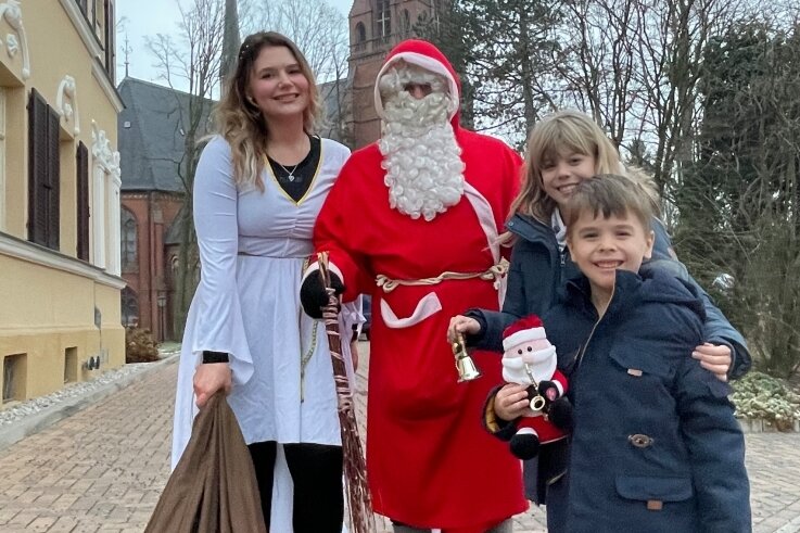 Jonas und Johanna haben in Hainichen bereits am Samstag den Weihnachtsmann und einen Engel getroffen. 