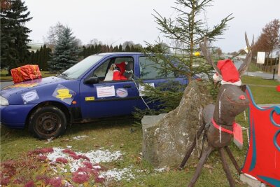 Weihnachtsmann hängt fest - Am Ortsausgang von Langenbach in Richtung Schleiz hängt in diesem Jahr der Weihnachtsmann in seinem E-Auto fest. 