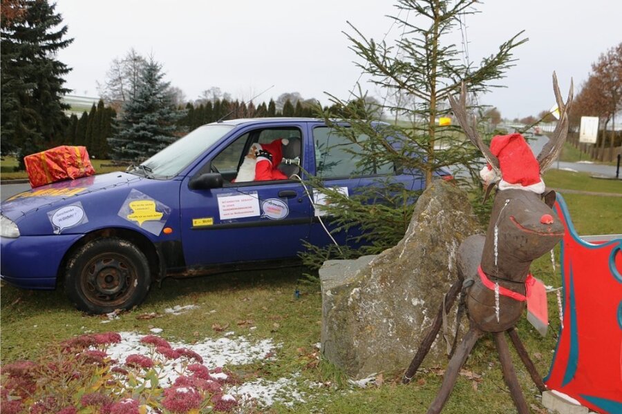 Am Ortsausgang von Langenbach in Richtung Schleiz hängt in diesem Jahr der Weihnachtsmann in seinem E-Auto fest. 