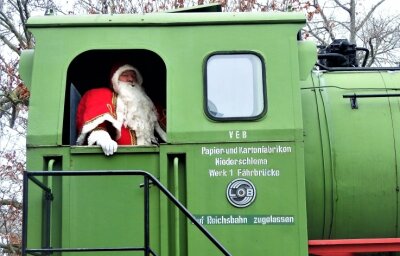 Weihnachtsmann in Not: Mütze im Museum verloren - Der Weihnachtsmann fährt mit der Lok im Museum vor. 