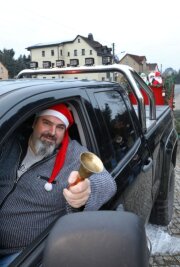 Weihnachtsmann ist schon auf Tour - Mit seinem Pick-up zog Jörg Löffler den Autoanhänger mit dem Weihnachtsmanschlitten.