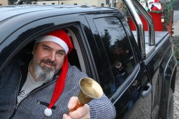 Mit seinem Pick-up zog Jörg Löffler den Autoanhänger mit dem Weihnachtsmanschlitten.