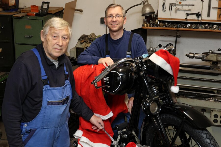 Weihnachtsmann kommt im Erzgebirge mit der Simson - Die Leidenschaft von Karl (links) und André Bernt gehört historischen Zweirädern.