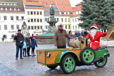 Weihnachtsmann kommt in Freiberg mit dem Dreirad - Horst Leinweber (M.) hatte das Gefährt einst völlig verwahrlost entdeckt, Enkel Hannes Götze machte es wieder flott.