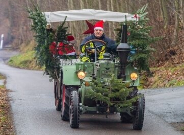 Weihnachtsmann kommt mit Traktor - Mirko Sindler hat seine Lanz Bulldoge gestartet und den Kemtauern so eine Weihnachtsfreude bereitet. 