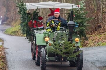 Weihnachtsmann kommt mit Traktor - Mirko Sindler hat seine Lanz Bulldoge gestartet und den Kemtauern so eine Weihnachtsfreude bereitet. 