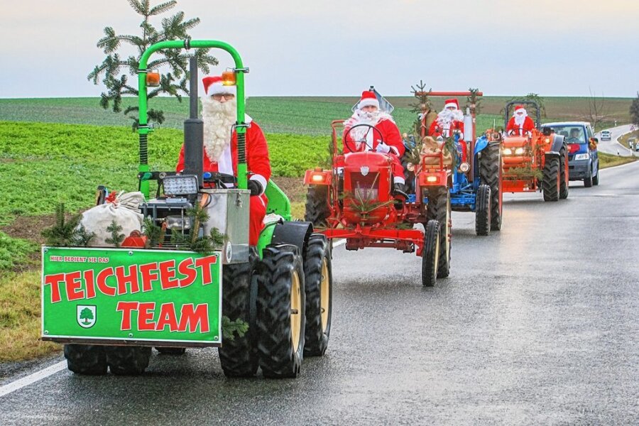 Weihnachtsmann kommt per Traktor nach Penig - Der Weihnachtsmann-Traktoren-Korso 2021. 