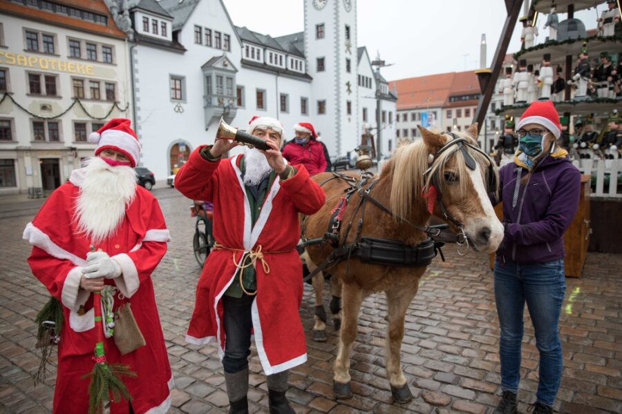 Weihnachtsmann-Kutsche rollt durch Freiberg - Karl-Heinz Dahle (links) und Christian Geißler sorgten als Weihnachtsmänner für ein bisschen Freude in Freiberg. Mit dabei: Pferd Maika und Gehilfin Klara Börner.