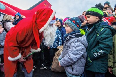 Weihnachtsmann landet im Erzgebirge mit einer Cessna 421 - und 300 Geschenken - Nach seiner Landung hat der Weihnachtsmann insgesamt etwa 300 Geschenke verteilt. Die waren alle in der Cessna verteilt, mit der der Rotkittel gelandet ist.
