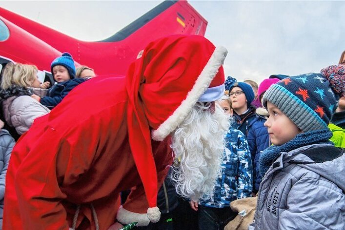 Weihnachtsmann landet im Erzgebirge mit einer Cessna 421 - und 300 Geschenken - Nach seiner Landung hat der Weihnachtsmann insgesamt etwa 300 Geschenke verteilt. Die waren alle in der Cessna verteilt, mit der der Rotkittel gelandet ist.