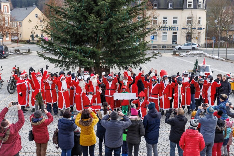 Weihnachtsmann-Parade auf Simson, MZ und Co. im Erzgebirge steht plötzlich auf der Kippe - Die Weihnachtsmänner beim diesjährigen Rupprich-Hopp vor dem Weihnachtsbaum in Thum.