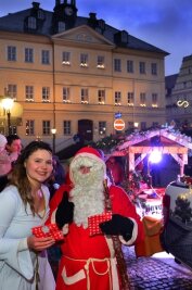 Weihnachtsmann sorgt für Freude - In der Innenstadt machten am gestrigen vierten Adventssonntag der Weihnachtsmann und ein Engel Station, um mit kleinen Geschenken zahlreichen Kindern ein Lächeln auf die Lippen zu zaubern.
