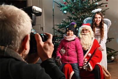 Weihnachtsmann und Engel gastieren auf Schloss Rochsburg - Myrielle aus Gornau lässt sich mit Engel und Weihnachtsmann fotografieren.