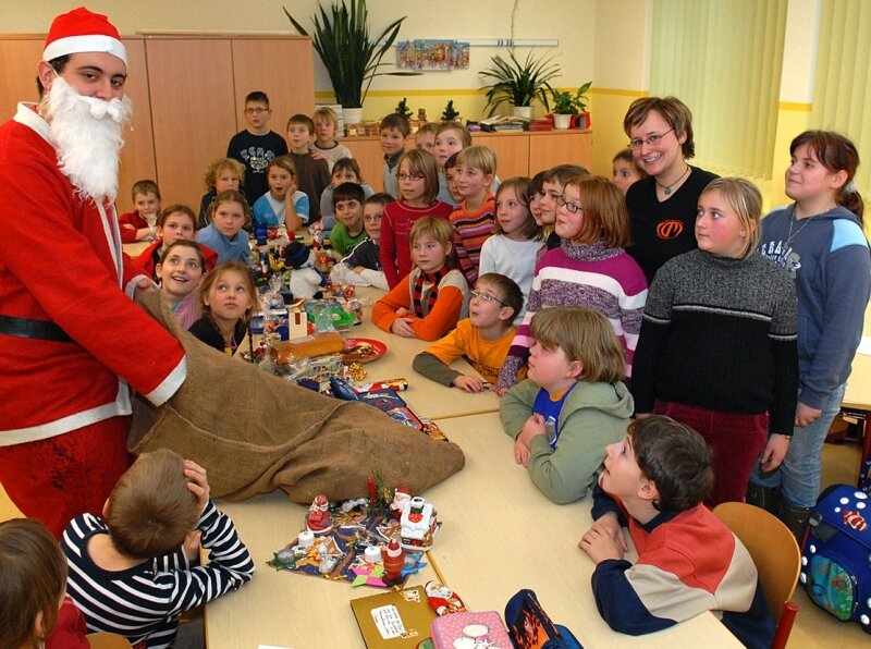 Weihnachtsmann wünscht Kindern "Feliz Natal" - 
              <p class="artikelinhalt">Der brasilianische Weihnachtsmann Diego Pivatto war am Donnerstag in der Pestalozzi-Schule zu Gast.</p>
            