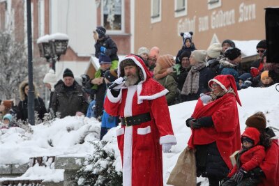 Weihnachtsmannparade im Erzgebirge: Generationswechsel beim Zwönitzer Rauschebart - Jens Lauer schlüpfte zum ersten Mal in die Rolle des Weihnachtsmanns.