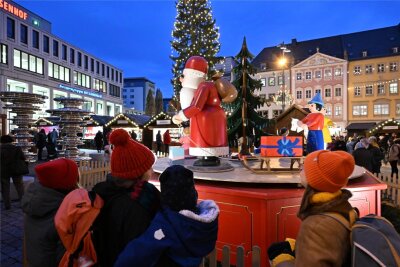 Weihnachtsmarkt Chemnitz: In vier Monaten beginnt der Budenzauber und noch sind nicht alle Buden vermietet - Der Weihnachtsmarkt voriges Jahr war der erste nach der Pandemie. Er dauerte fast eine Woche länger als der 2023.