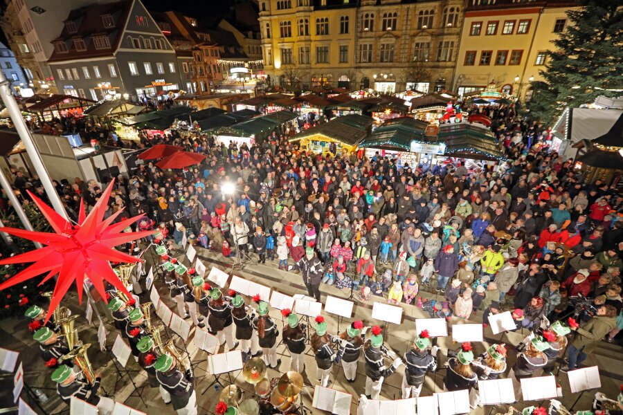 Weihnachtsmarkt eröffnet: Zwickauer City im Lichterglanz - 
