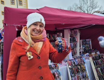 Weihnachtsmarkt für Hundefreunde am Wasserschloss: Entspannte Vierbeiner in Klaffenbach - Hundehalsbänder mit Weihnachtsmotiven sind aktuell der Renner, weiß Tanya Pallay.