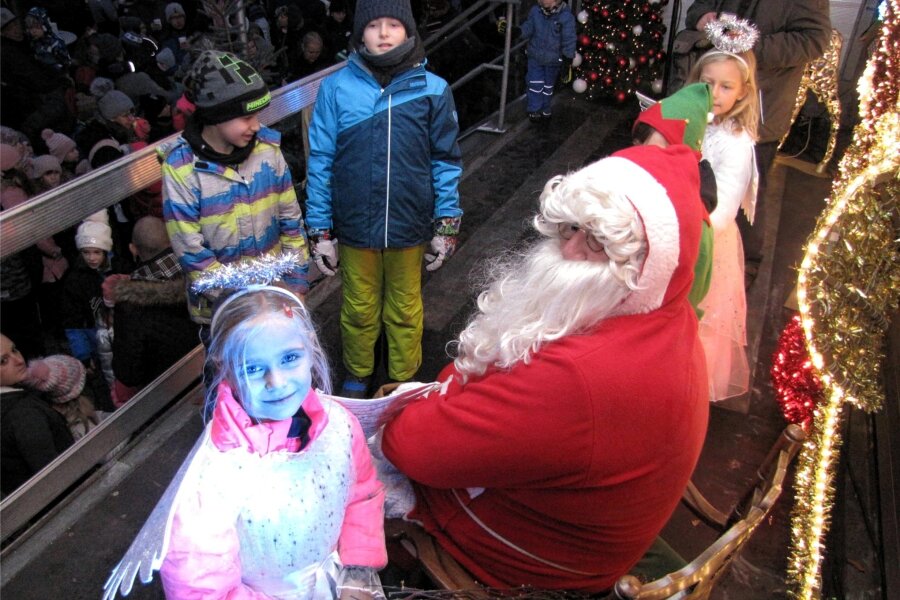 Weihnachtsmarkt Geringswalde: Die Vielfalt macht’s - Engelchen Thea (vorn) gehörte zum Geleit des Weihnachtsmannes.