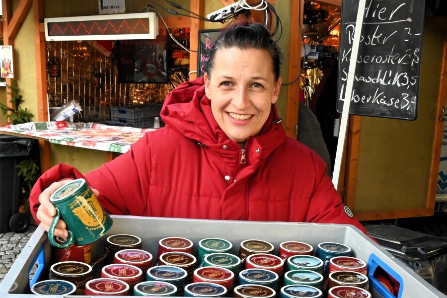 Weihnachtsmarkt Hainichen: Feuertaufe für neue Kulturchefin - Anja Krucoski war nicht nur als Organisatorin gefragt, sie kümmerte sich auch um die Glühweintassen.