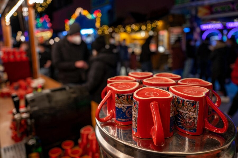 Weihnachtsmarkt in Aue: Wie die Weihnachtszeit eingeläutet wird und was Besucher erwartet - Glühwein-Tassen stehen an einem Glühwein-Stand auf dem Weihnachtsrummel. In Aue startet der Raachermannelmarkt in einem Monat.