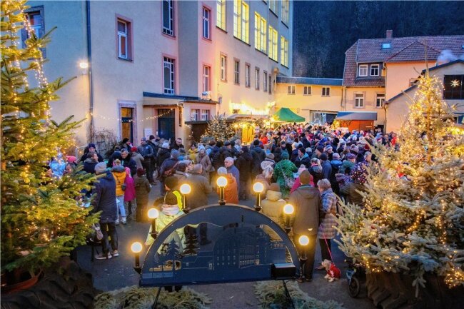 Weihnachtsmarkt in Braunsdorf: Kinder der Kita "Rappelkiste" rufen Frau Holle herbei - Rund um die Tannenhauerfabrik war am 2. Advent so richtig was los. 