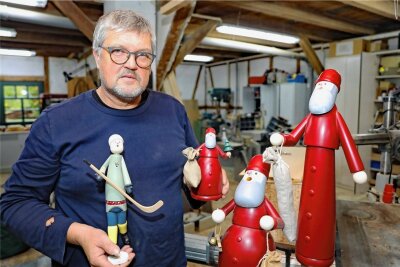 Weihnachtsmarkt in Crimmitschau nur drei Tage offen: Erster Kunsthandwerker sagt ab - Knut Kirsche zeigt in seiner Werkstatt ausgewählte Holzkunstwerke. In diesem Jahr will der Drechsler nicht am Weihnachtsmarkt in Crimmitschau teilnehmen.