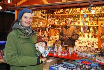 Weihnachtsmarkt in Crimmitschau: Organisatoren halten an der verkürzten Variante fest - Marlen (l.) und Petra Becker hatten während des letzten Weihnachtsmarktes in Crimmitschau wieder verschiedene Weihnachtsartikel angeboten. 
